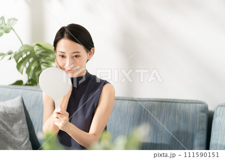スキンケアをする女性の写真 111590151