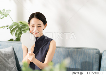 スキンケアをする女性の写真 スキンケアをする女性の写真 111590152