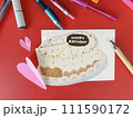 ケーキの形のバースデーカードとペンやマーカー 111590172