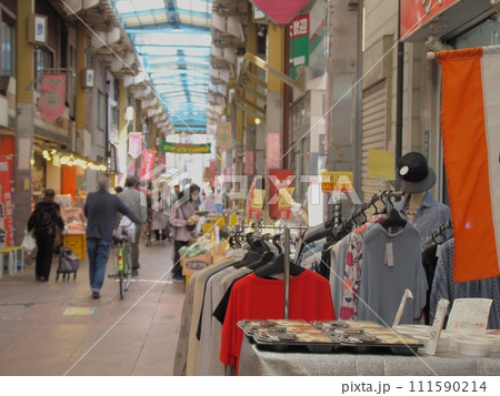 レトロな全蓋式アーケード(婦人服店) レトロな全蓋式アーケード(婦人服店) 111590214