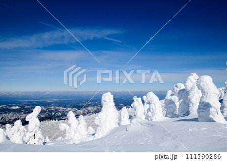 遠く岩木山、藤里駒ケ岳が望める森吉山冬の絶景　秋田県 111590286