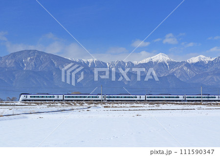 大糸線　冬の安曇野を行く特急あずさ 111590347