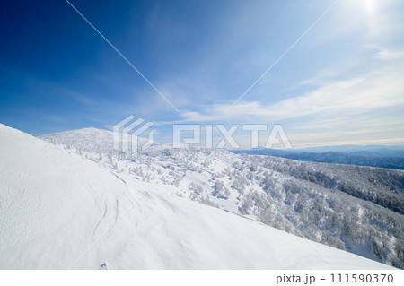 森吉山冬の絶景　頂上と遠く秋田駒ヶ岳　秋田県 111590370