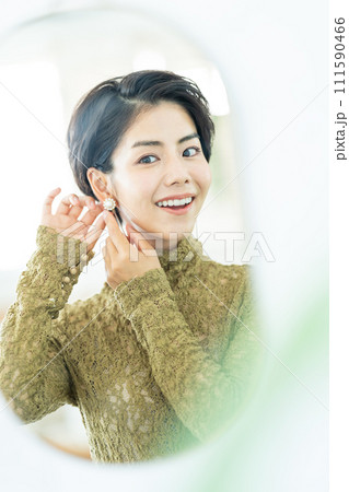 アクセサリーを付ける女性 111590466
