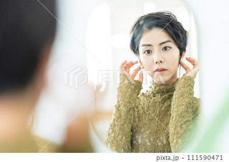 アクセサリーを付ける女性 111590471