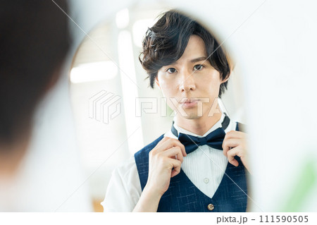 ネクタイを締める男性 111590505