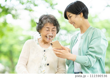 スマートフォンを見るシニア女性 111590536