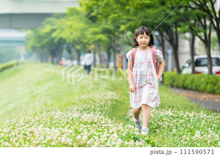 小学生　ランドセル　女の子 111590571