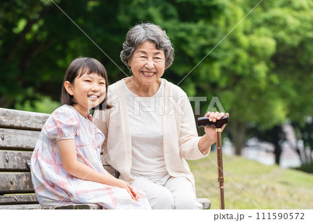 孫と遊ぶシニア 111590572