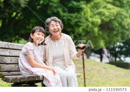 孫と遊ぶシニア 111590573