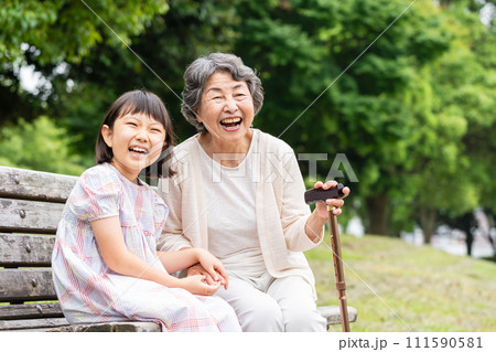 シニア女性と女の子 111590581