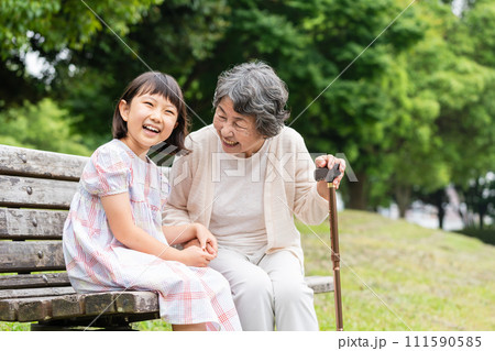 シニア女性と女の子 111590585