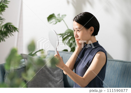 鏡を見る女性の横顔 鏡を見る女性の横顔 111590877