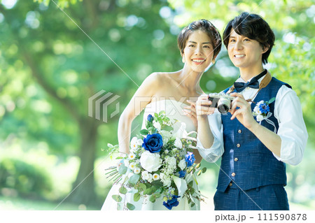 写真を撮る新郎新婦 写真を撮る新郎新婦 111590878
