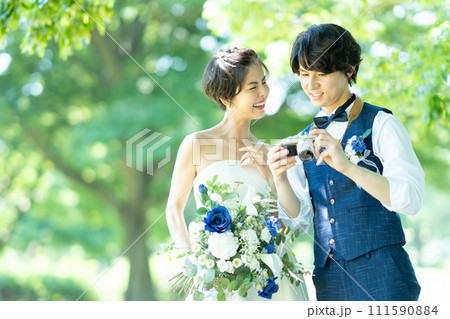 写真を撮る新郎新婦 111590884