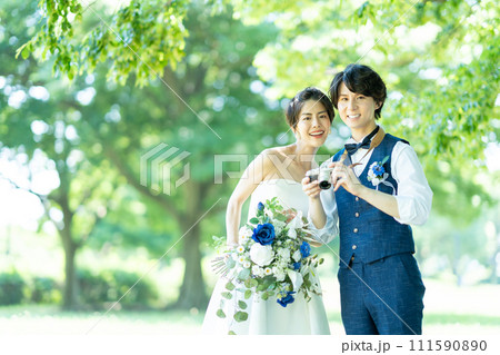 写真を撮る新郎新婦 写真を撮る新郎新婦 111590890