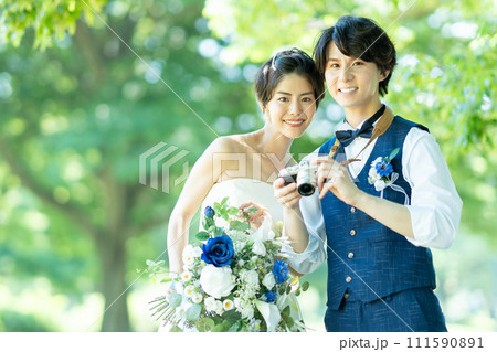 写真を撮る新郎新婦 写真を撮る新郎新婦 111590891