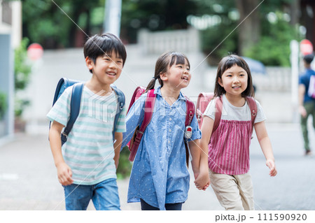 友達と一緒に登校する小学生。 友達と一緒に登校する小学生。 111590920
