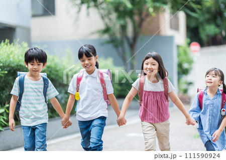 友達と一緒に登校する小学生。 111590924