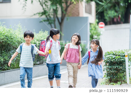 友達と一緒に登校する小学生。 111590929