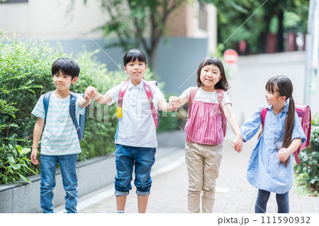 友達と一緒に登校する小学生。 111590932