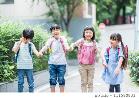 友達と一緒に登校する小学生。 111590933