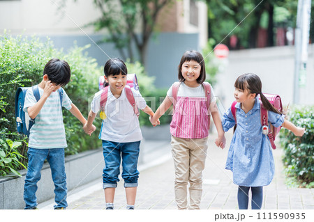 友達と一緒に登校する小学生。 友達と一緒に登校する小学生。 111590935