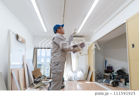 リフォーム工事を確認する作業員 リフォーム工事を確認する作業員 111591925