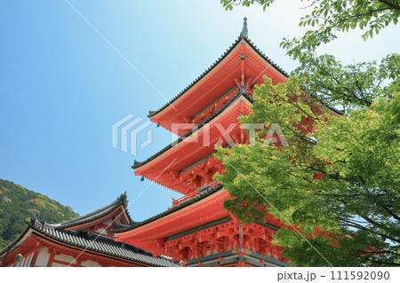 京都　音羽山清水寺の三重塔（子安の塔） 111592090