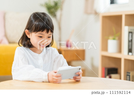 スマホを操作する小学生の女の子。 111592114