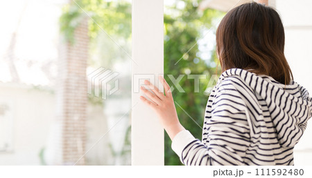 明るい屋内から白い枠の窓を開ける人物のポートレート 明るい屋内から白い枠の窓を開ける人物のポートレート 111592480