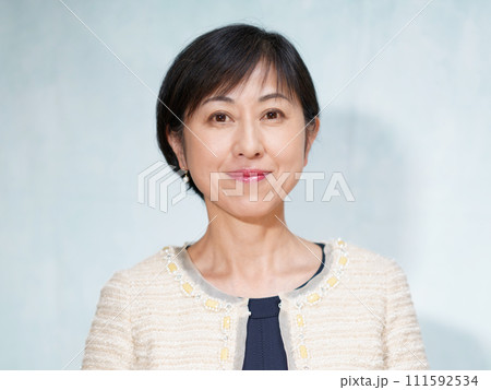 ビジュー付きツイードジャケットを着た中年女性 ビジュー付きツイードジャケットを着た中年女性 111592534