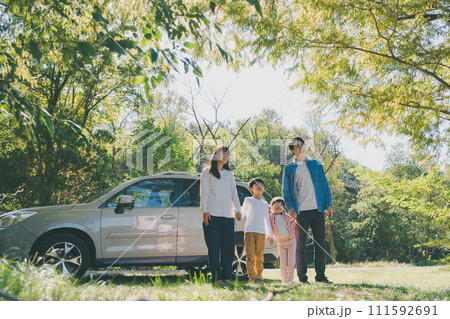 公園に遊びに来た家族連れ 111592691