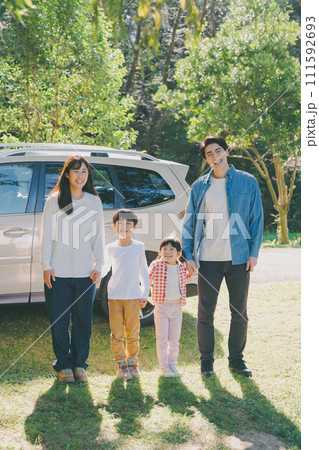 公園に遊びに来た家族連れ 111592693