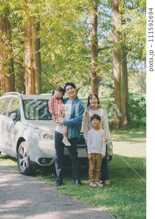 公園に遊びに来た家族連れ 111592694
