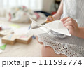 ハサミを使って髪を切る子ども 111592774