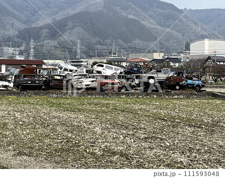 郊外の廃車置き場 111593048