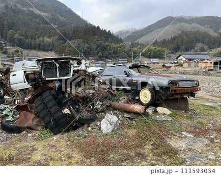 郊外の廃車置き場 111593054