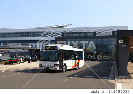 敦賀駅西口を行く敦賀海陸バス（敦賀市コミュニティバス） 111593058