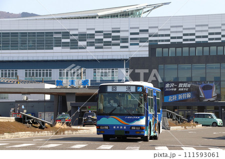 敦賀駅西口を行く福井鉄道バス(敦賀市コミュニティバス) 敦賀駅西口を行く福井鉄道バス(敦賀市コミュニティバス) 111593061