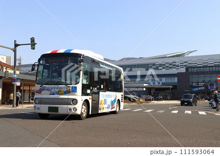 敦賀駅西口を行く敦賀観光バス(ぐるっと敦賀周遊バス) 敦賀駅西口を行く敦賀観光バス(ぐるっと敦賀周遊バス) 111593064