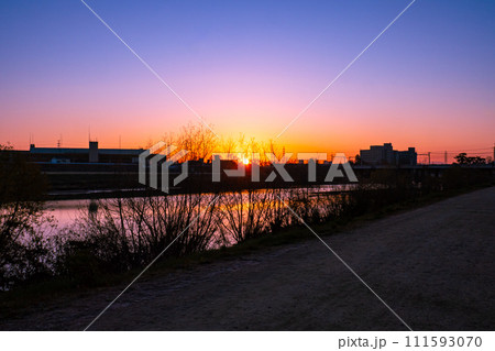武庫川の美しい朝焼け 武庫川の美しい朝焼け 111593070