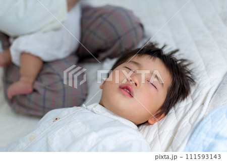 子供の鼻掃除をする母親 111593143
