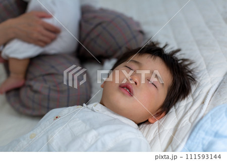 子供の鼻掃除をする母親 111593144