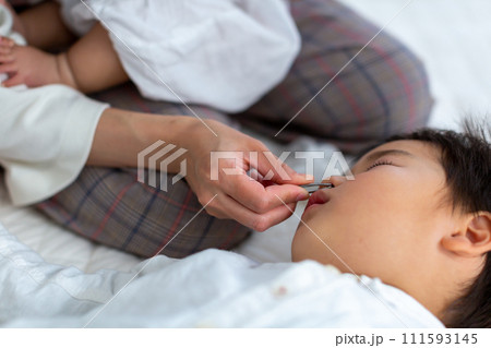 子供の鼻掃除をする母親 111593145