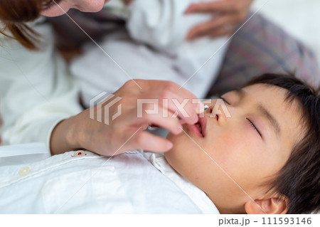 子供の鼻掃除をする母親 111593146