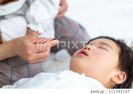子供の鼻掃除をする母親 111593147