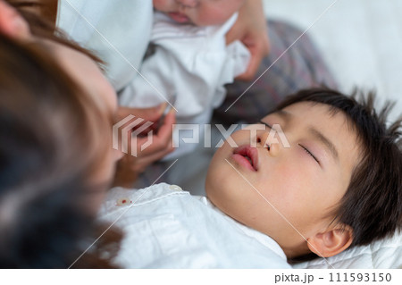 子供の鼻掃除をする母親 111593150