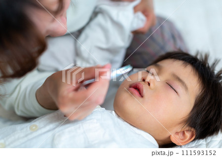 子供の鼻掃除をする母親 111593152