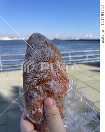 昔ながらのあげパン 砂糖をまぶした揚げパン 111593219